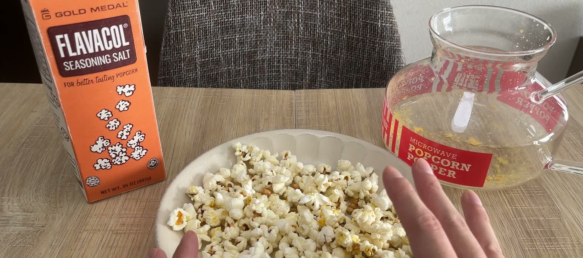 ノンオイルポップコーンにバターソルトフレーバーと水を混ぜて作った完成写真