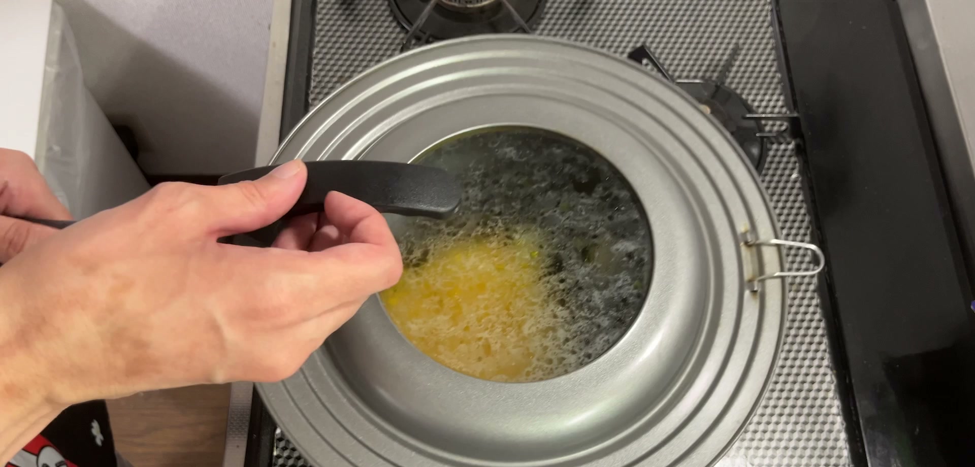 豆が弾け出したらフライパンを軽く浮かせる