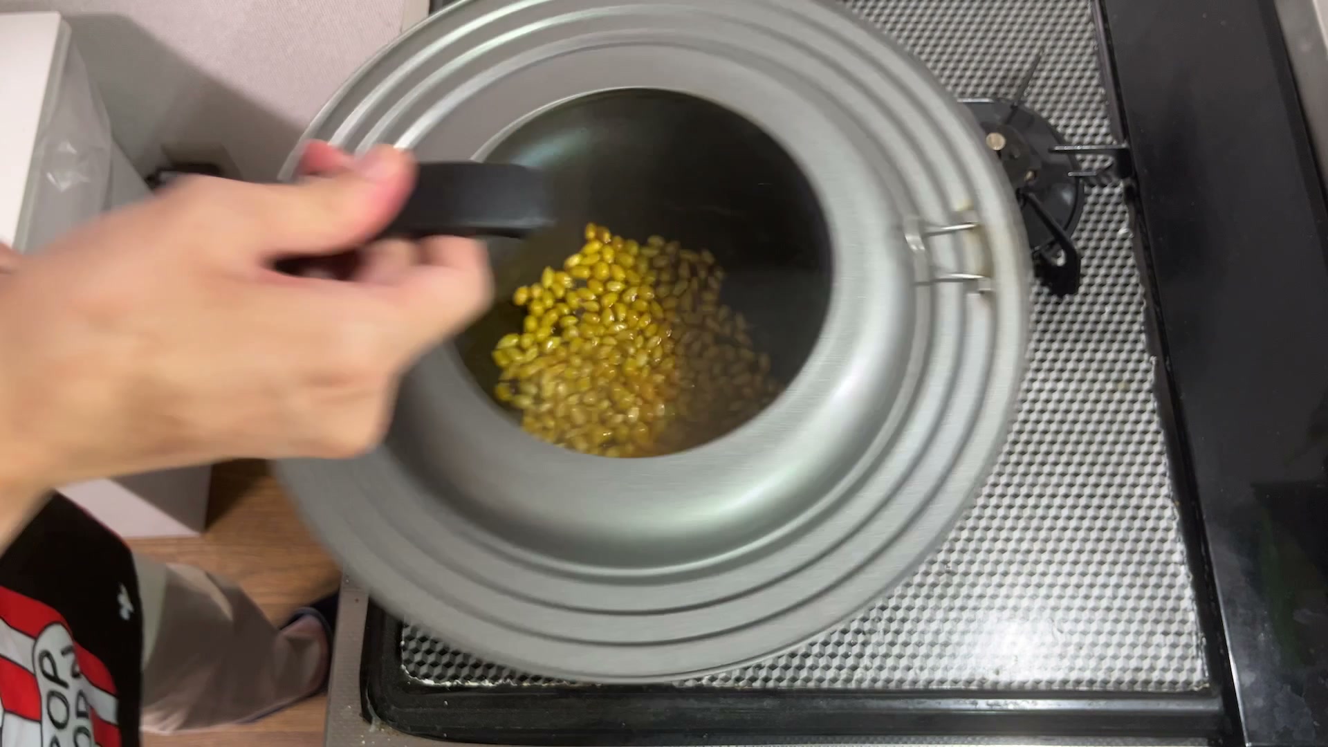 フライパンにフタをするところ